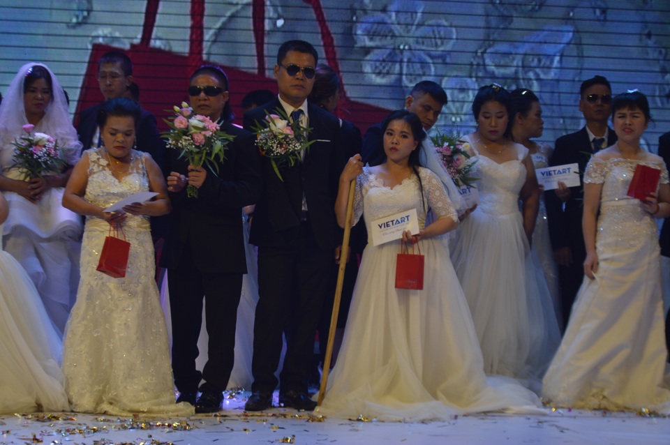Xúc động đám cưới tập thể cho người khiếm thị - Ảnh 9