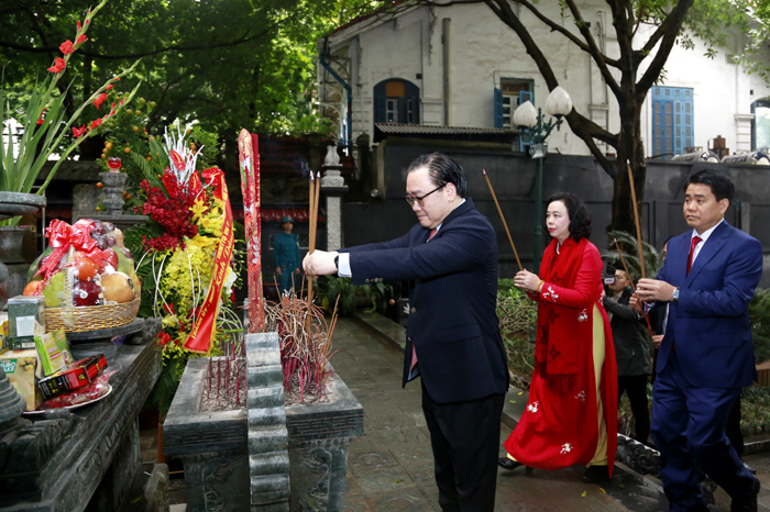 Lãnh đạo thành phố Hà Nội dâng hương tưởng nhớ các vị liệt tổ, liệt tông và Chủ tịch Hồ Chí Minh - Ảnh 4