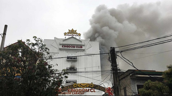 Cháy dữ dội tại quán kakaoke lớn nhất Hà Tĩnh, có người mắc kẹt - Ảnh 1