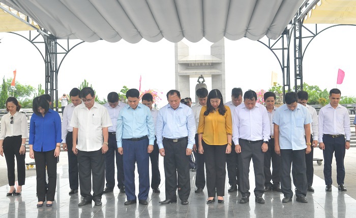 Đoàn công tác Ban Thường vụ Thành ủy Hà Nội tri ân các anh hùng liệt sỹ tại nghĩa trang Trường Sơn và Đường 9 - Ảnh 2