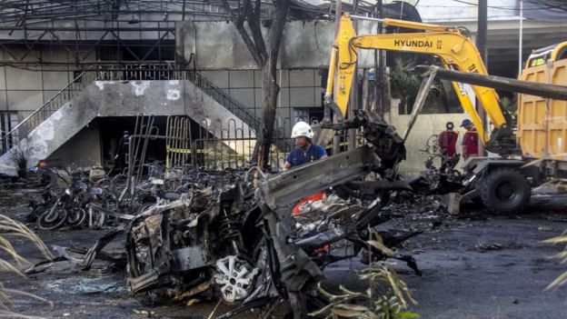Thủ phạm đánh bom tự sát 3 nhà thờ Indonesia là gia đình 6 người - Ảnh 1