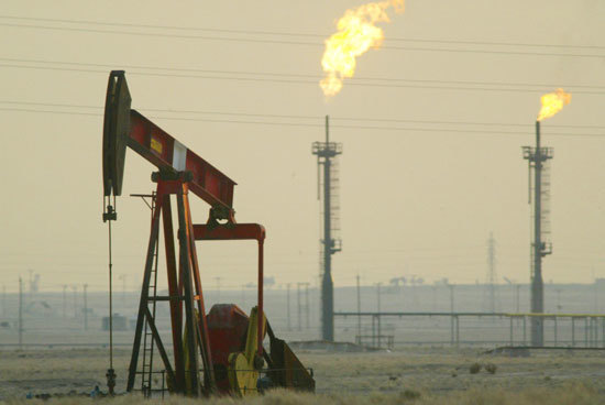 Giá dầu thế giới sụt gần 2%, có tuần giảm đầu tiên trong 1 tháng - Ảnh 1