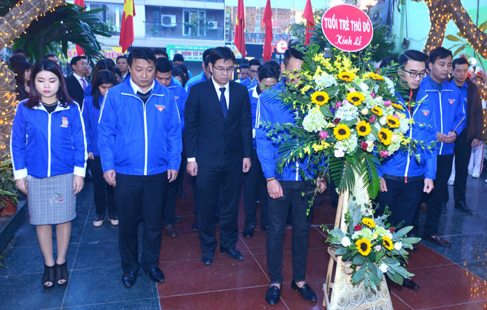 Đoàn đại biểu TP Hà Nội dâng hương tại Đài tưởng niệm Khâm Thiên - Ảnh 7