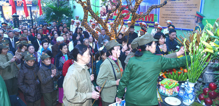 Đoàn đại biểu TP Hà Nội dâng hương tại Đài tưởng niệm Khâm Thiên - Ảnh 8