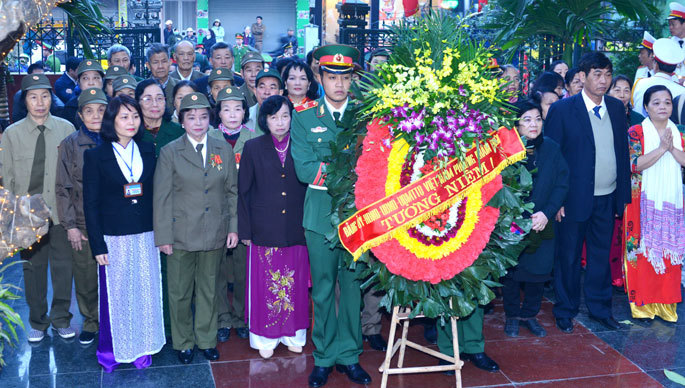 Đoàn đại biểu TP Hà Nội dâng hương tại Đài tưởng niệm Khâm Thiên - Ảnh 9