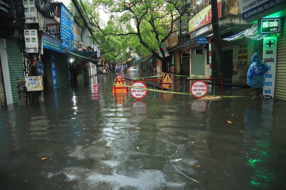 Hà Nội mưa lớn, một số tuyến phố ngập sâu trong nước - Ảnh 3