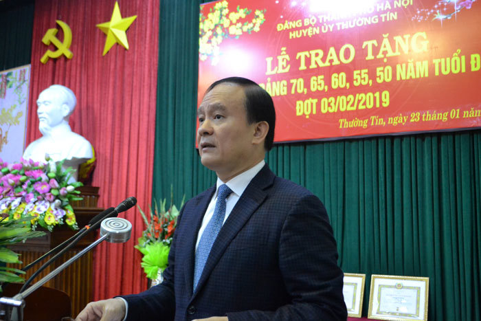Phó Chủ tịch Thường trực HĐND TP trao Huy hiệu Đảng tại Thường Tín - Ảnh 2