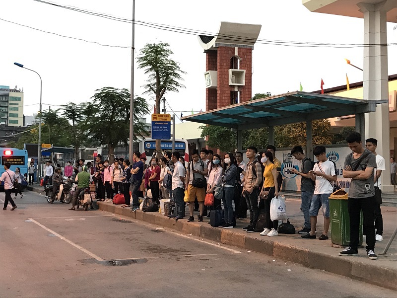 Dòng người đổ về Hà Nội sau nghỉ lễ, đường phố ùn tắc nghiêm trọng - Ảnh 20