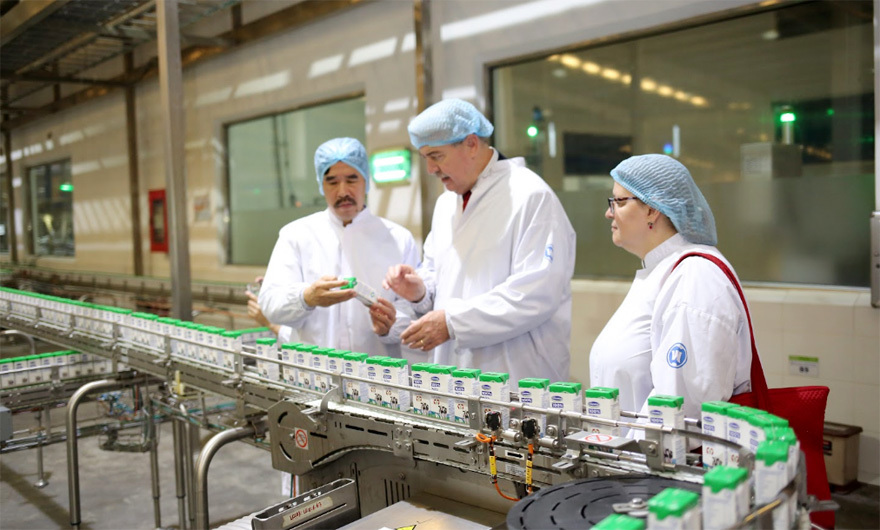 Siêu nhà máy sữa Vinamilk "ghi điểm" với đoàn công tác của Bộ Nông nghiệp Hoa Kỳ - Ảnh 2
