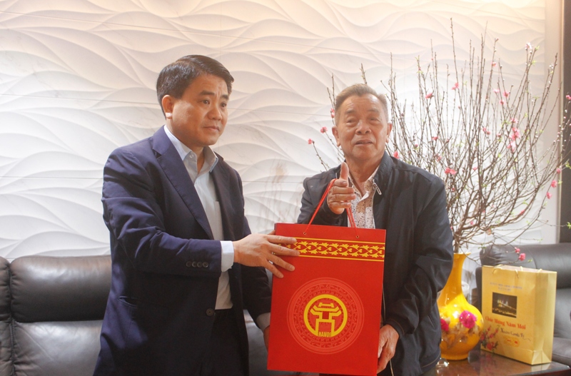 Chủ tịch UBND TP Nguyễn Đức Chung thăm, chúc Tết các gia đình có công, văn nghệ sĩ - Ảnh 3