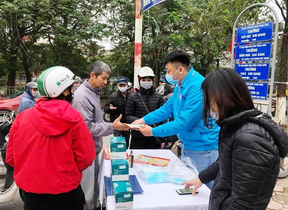 Chùm ảnh: Phát khẩu trang miễn phí cho người dân ở Kim Giang - Ảnh 1