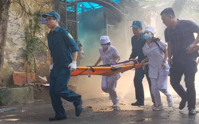 Hà Nội: Giả định cháy ở Thành Công, nhiều người mắc kẹt được cứu thoát - Ảnh 3