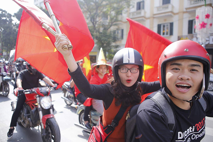 Hà Nội tràn ngập sắc đỏ sau kỳ tích lịch sử của U23 Việt Nam - Ảnh 1
