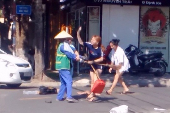 Quảng Trị: Phạt cô gái xả rác đánh chị lao công 2,5 triệu đồng - Ảnh 1