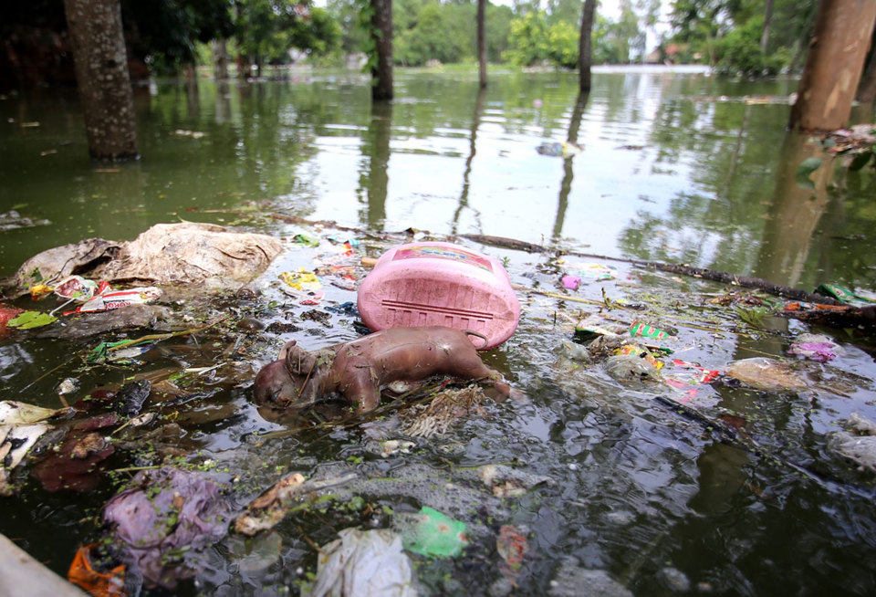 Ngập lụt kéo dài, người dân xóm Bèo kêu trời vì rác gây ô nhiễm nặng - Ảnh 13