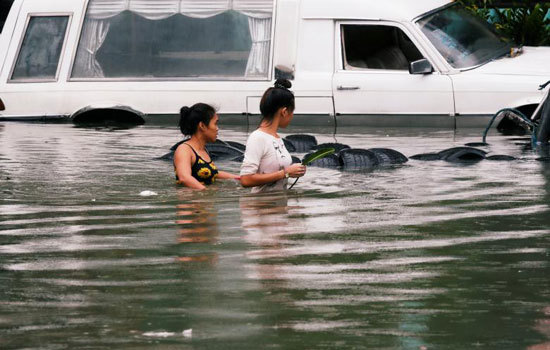 Chùm ảnh bão Sơn Tinh đổ bộ vào Philippines, đường phố tại Manila biến thành sông - Ảnh 6