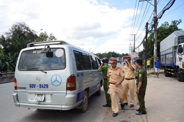 Xe làm rơi 2 học sinh ở Đồng Nai bị hoán cải, ghế buộc bằng dây dù - Ảnh 3