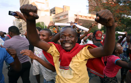 Hình ảnh người dân Zimbabwe vui mừng sau khi Tổng thống Mugabe từ chức - Ảnh 10