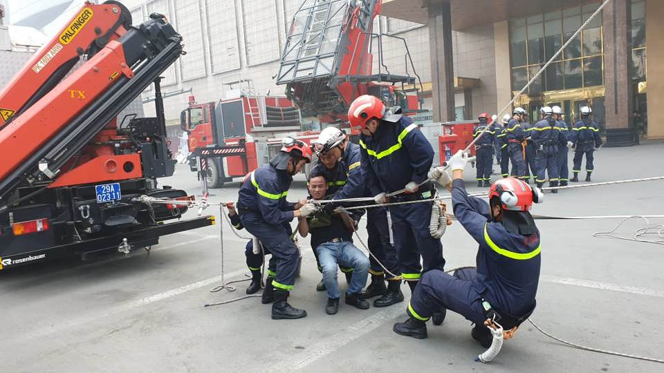 Nhiều người bị mắc kẹt được giải cứu trong đám cháy giả định ở khách sạn Grand plaza - Ảnh 11