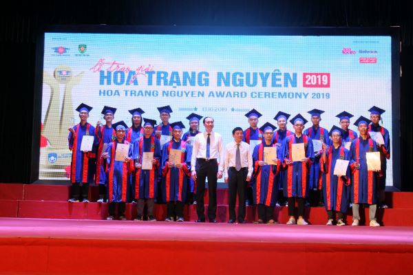 176 học sinh xuất sắc được trao giải Hoa Trạng Nguyên - Ảnh 1