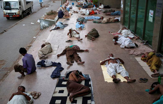 Hình ảnh nắng nóng kinh hoàng khiến 65 người chết ở Pakistan - Ảnh 1