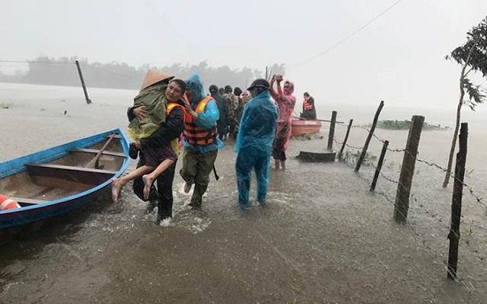Bình Định, Quảng Ngãi khẩn trương di dời dân trước khi bão số 5 đổ bộ - Ảnh 1