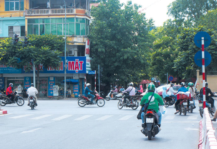 Điểm nóng giao thông: Thản nhiên ngược chiều tại nút  Huỳnh Thúc Kháng - Nguyễn Chí Thanh - Ảnh 1