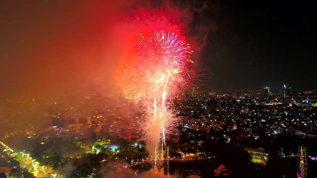 Pháo hoa rực sáng bầu trời TP Hồ Chí Minh mừng 43 năm thống nhất đất nước - Ảnh 6