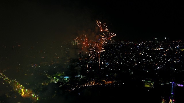 Pháo hoa rực sáng bầu trời TP Hồ Chí Minh mừng 43 năm thống nhất đất nước - Ảnh 7