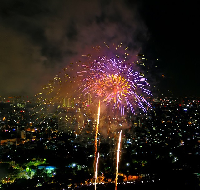 Pháo hoa rực sáng bầu trời TP Hồ Chí Minh mừng 43 năm thống nhất đất nước - Ảnh 8