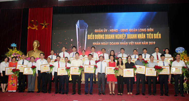 Quận Long Biên tôn vinh 25 doanh nghiệp, hộ kinh doanh - Ảnh 2