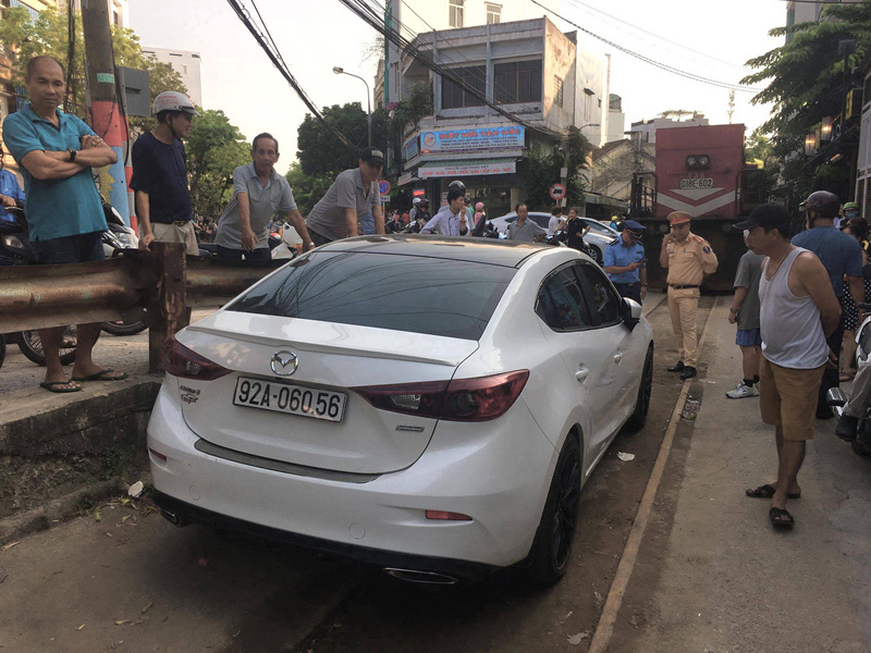 Đà Nẵng: Đỗ ô tô giữa đường ray tàu lửa, tài xế bị phạt 4 triệu đồng - Ảnh 1