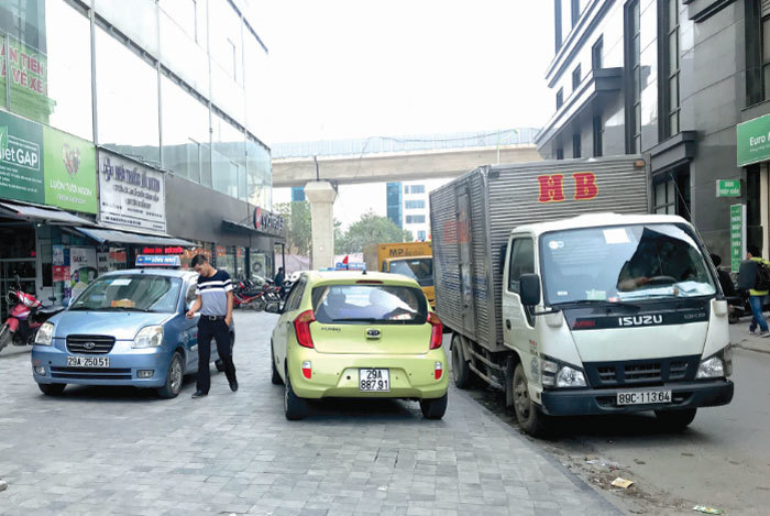 Dừng, đỗ xe ngăn trở giao thông  tại ngõ 102 Trần Phú (Hà Đông) - Ảnh 1
