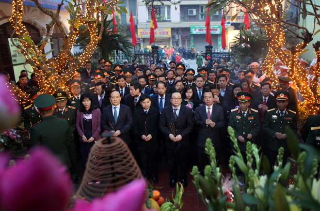 Đoàn đại biểu TP Hà Nội dâng hương tại Đài tưởng niệm Khâm Thiên - Ảnh 3