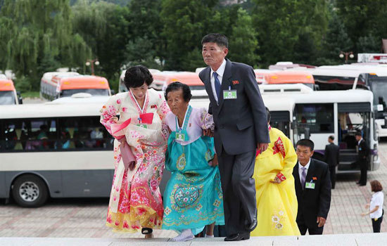 Những hình ảnh xúc động trong đợt đoàn tụ các gia đình ly tán Hàn -Triều sau hơn 60 năm - Ảnh 4