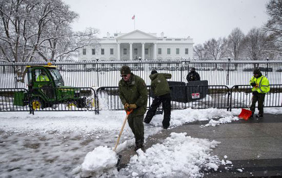 Hình ảnh bão tuyết tấn công nước Mỹ, hơn 1.600 chuyến bay bị hủy - Ảnh 7