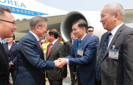 Chùm ảnh Tổng thống Hàn Quốc Moon Jae-in bắt đầu chuyến thăm Việt Nam - Ảnh 4