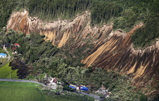 Khung cảnh tan hoang sau trận động đất rung chuyển đảo Hokkaido, Nhật Bản - Ảnh 1