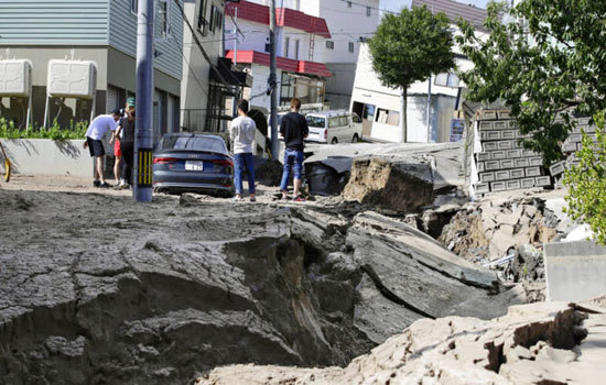 Khung cảnh tan hoang sau trận động đất rung chuyển đảo Hokkaido, Nhật Bản - Ảnh 4
