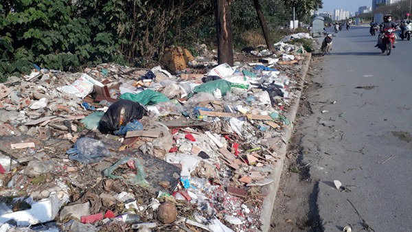 Cuối năm, rác thải lại tràn đường gom Đại lộ Thăng Long - Ảnh 1