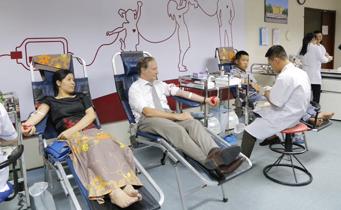 Đại sứ Liên minh châu Âu tại Việt Nam hiến máu tình nguyện - Ảnh 4