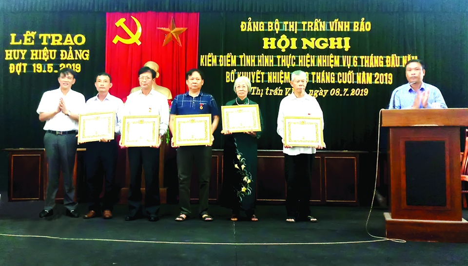 Huyện Vĩnh Bảo, TP Hải Phòng: Trao tặng Huy hiệu Đảng cho 17 đảng viên - Ảnh 1