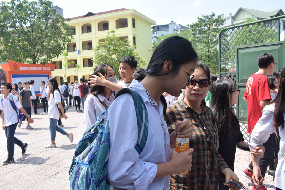 Học sinh Hà Nội kết thúc môn thi đầu tiên kỳ thi tuyển sinh lớp 10 - Ảnh 14