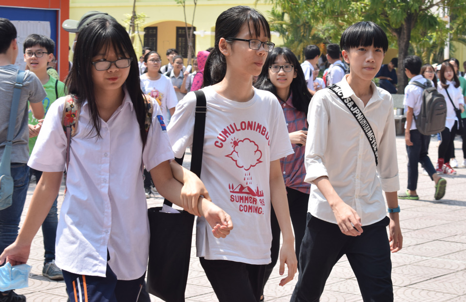 Học sinh Hà Nội kết thúc môn thi đầu tiên kỳ thi tuyển sinh lớp 10 - Ảnh 12