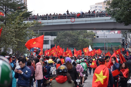 Chùm ảnh đường phố Hà Nội ngập trong sắc đỏ đón chào U23 Việt Nam - Ảnh 8