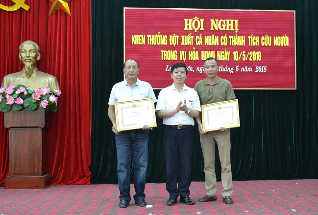 Chủ tịch Thành phố khen thưởng 2 cá nhân cứu người trong vụ cháy tại phường Long Biên - Ảnh 1
