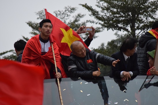 Chùm ảnh đường phố Hà Nội ngập trong sắc đỏ đón chào U23 Việt Nam - Ảnh 10