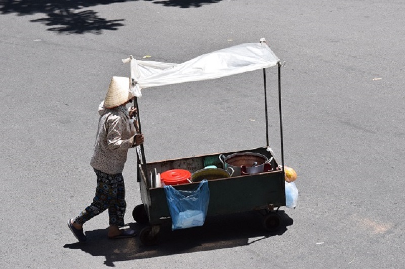 [Chùm ảnh] Hà Nội: Người dân chống chọi với cái nắng nóng gay gắt lên đến 40 độ C - Ảnh 11