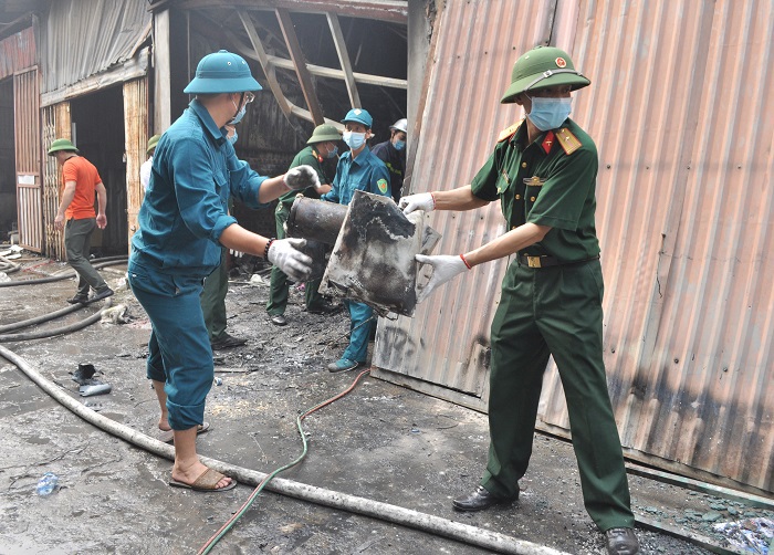Bộ Tư lệnh Thủ đô huy động cán bộ, chiến sĩ khắc phục hậu quả đám cháy ở Trung Văn - Ảnh 2