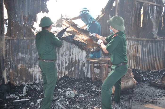 Bộ Tư lệnh Thủ đô huy động cán bộ, chiến sĩ khắc phục hậu quả đám cháy ở Trung Văn - Ảnh 3